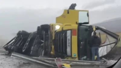 Камион се е обърнал в канавка при 16 и километър