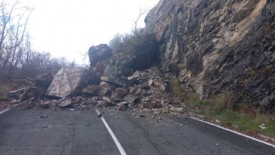 Затварят Троян - Кърнаре заради свлачище