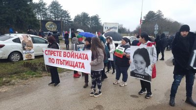 "Спрете войната по пътищата": Стотици блокираха смъртоносната отсечка край Телиш