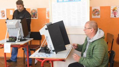 Заради намаляване броя на избирателните секции в чужбина: Напрежение сред българите зад граница