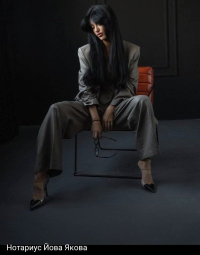 ПОШЛОСТ ИЛИ ПРОФЕСИОНАЛИЗЪМ? Вижте най-секси нотариуската в България