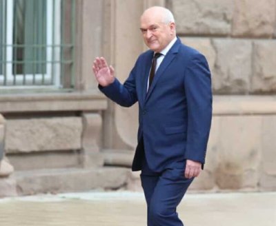 Главчев пристигна на "Дондуков" 2 за среща с Илияна Йотова