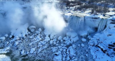 Ниагарският водопад замръзна частично