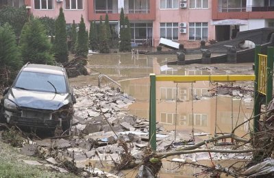 След бедствието: Жители на "Елените" тънат в кал, без ток и вода