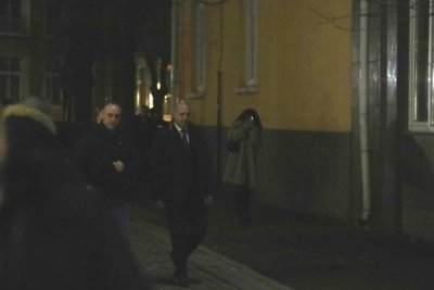 Радев влезе в БНТ, "Боец" го пресрещнаха с викове 