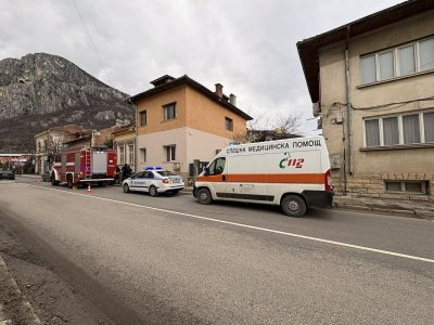 Зловещо: Откриха мъртви брат и сестра в къща в центъра на Враца