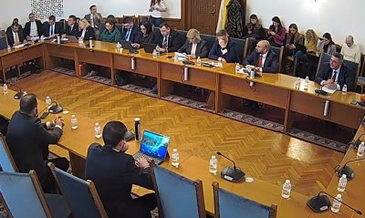 С бурен скандал и куп нецензурни фрази тръгна Правната комисия