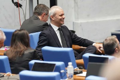 След остри дебати и схватки: Парламентът прие изборните секции извън ЕС да се ограничат до 20