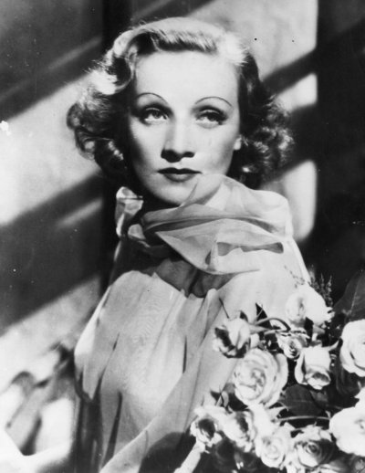 Музикалната пиеса изповед Марлене Дитрих Преследване на любовта е първата