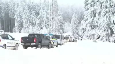 Момче на 16 години е издирвано заради трите трупа в хижата