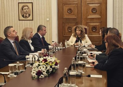 Преди минути започнаха консултациите на президента Илияна Йотова с представителите на
