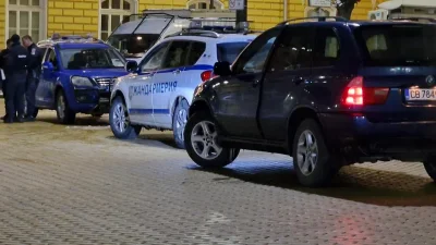 Мъж нападна полицай пред историческата сграда на Народното събрание в