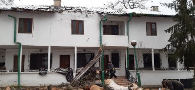 След буря: Вековно дърво разруши покрива на манастир в Бургас