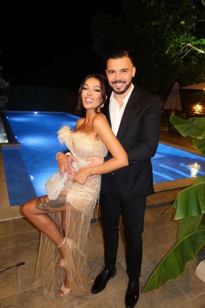 Диона слага рога на гаджето си