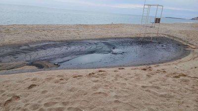 Плаж Кабакум във Варна е замърсен с нефтопродукти