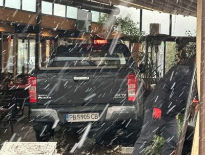 Шофьор се заби с джипа си в ресторант в Пловдив, има пострадала жена (СНИМКИ)