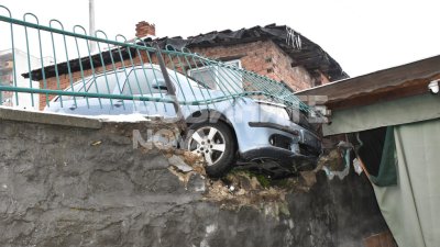 Паркиран автомобил потегли сам и се заби в ограда на къща в Хасково (СНИМКИ)