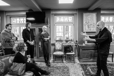 50 актьори от трупата на Народния театър се явиха на