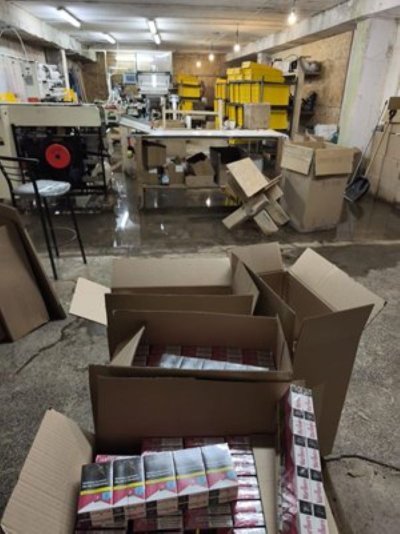 ДАНС и МВР откриха незаконна фабрика за цигари в подземие край Батановци (СНИМКИ)