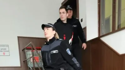 Пловдивски даскал блудствал с ученички, пращал им голи снимки