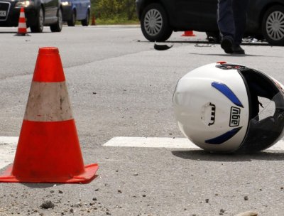 Мотоциклетист без книжка се потроши в пътен знак