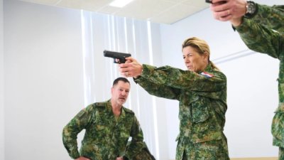 Нидерландската кралица се записа доброволец в армията