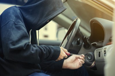 Мъже задигнаха кола пред детска градина в София