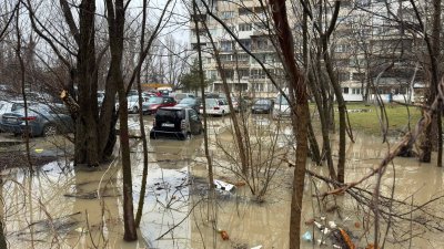 Паркинг в столичния квартал Лагера се превърна в кален гьол