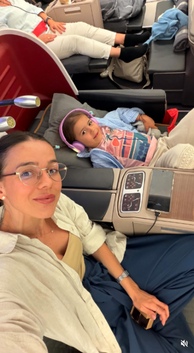 Теа Минкова и дъщеря й Амая се прибраха в България