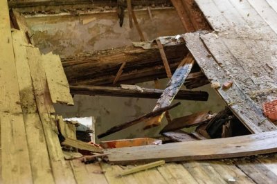 Срути се подът на чакалнята на жп гарата в Макоцево, паднаха работници