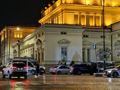 ПРОТЕСТ?!? Пияндурник се би с ченгета пред парламента посред нощ (СНИМКИ)