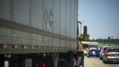 Тир и няколко коли се удариха в столичния квартал  Суходол