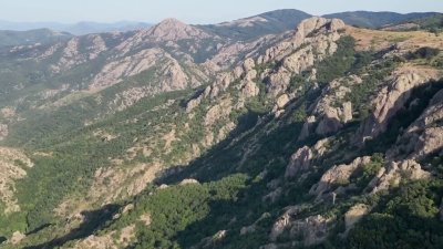 След жалба на министър Манол Генов: Съдът обяви за незаконен туристически комплекс в парк &bdquo;Сините камъни&ldquo;