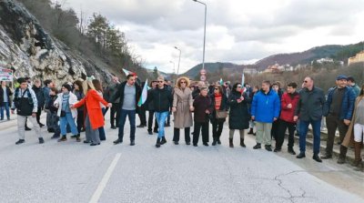 Смолян се вдигна на протест срещу изсичането на гора заради фотоволтаичен парк 