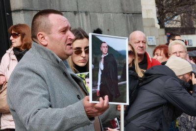 Родители прегръщат децата си на снимки на протест срещу войната по пътищата (СНИМКИ)