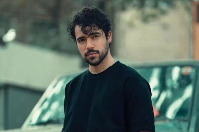 Иранският певец и носител на награда Грами Шервин Хаджипур посвети