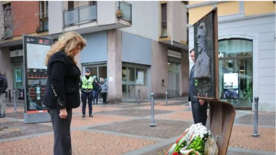 Илияна Йотова отдаде почит пред барелефа на Левски в Монца (СНИМКИ)