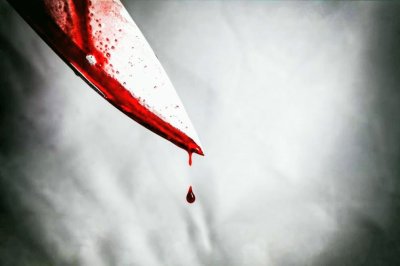 Софиянец удрял приятелката си, душил я и забил кухненски нож в бедрото й