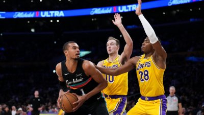 Уембаняма блести при успех на Сан Антонио