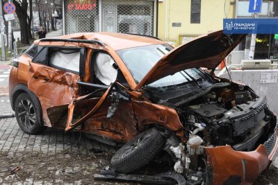 Адска катастрофа във Варна: Жена мина на червено и връхлетя в подлез (СНИМКИ+ВИДЕО)