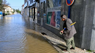 Нови проливни дъждове и евакуации в Португалия