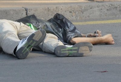 Идиотизъм: Шофьор прегази проснат на пътя мъж и избяга