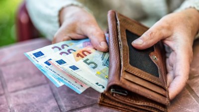 Изплащат пенсиите за февруари