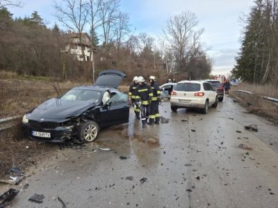 Тежка катастрофа с няколко автомобила в Бистрица, има пострадали