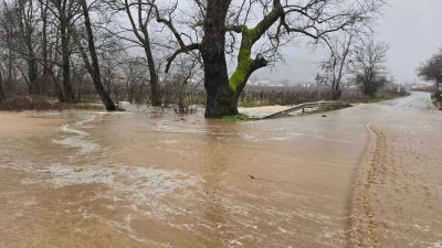 Рухнала подпорна стена, наводнения и селища без ток след пороите у нас