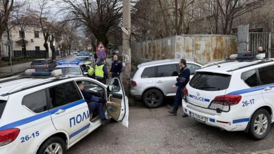 Шофьор на градус се заби в стълб след гонка с полицията (СНИМКИ)