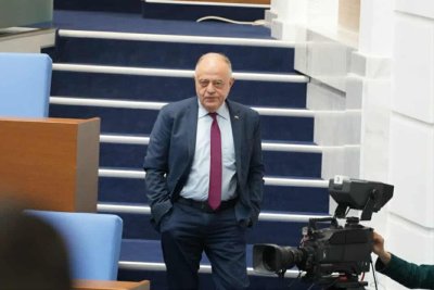 Ген. Атанасов: Грозно! Шоумени в парламента трупат точки от"Петрохан" 