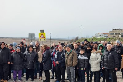 Протест блокира международния път за Лесово (СНИМКИ)