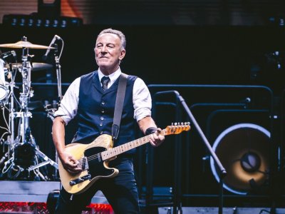 Брус Спрингстийн и групата E Street Band обявиха във вторник
