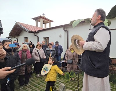 Стотици скочиха в защита на разпопения отец Иван 